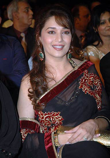 पश्चिमी कपड़ों पर भारी साड़ी । सितारों की मस्ती