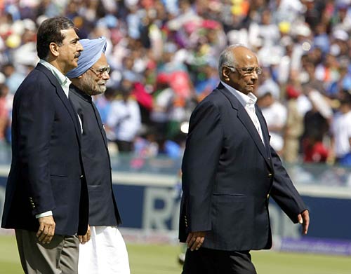 भारत-पाक के बीच हुए महामुकाबले की तस्‍वीरें । अपडेट