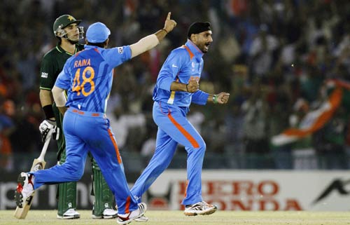 तस्‍वीरों में देखें भारत की रोमांचक जीत । आधी रात का जश्‍न