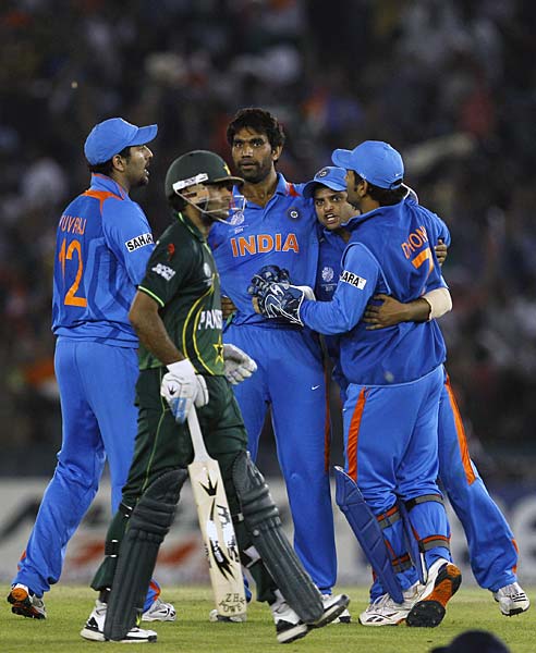 तस्‍वीरों में देखें भारत की रोमांचक जीत । आधी रात का जश्‍न