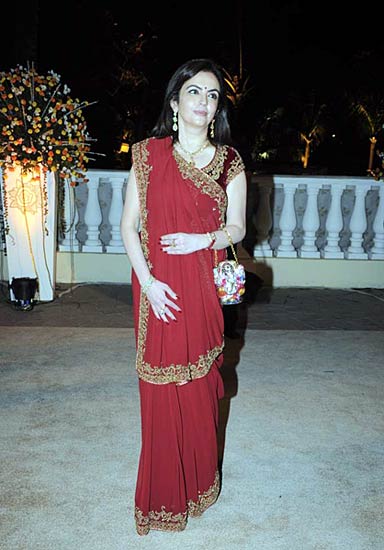 पश्चिमी कपड़ों पर भारी साड़ी । सितारों की मस्ती