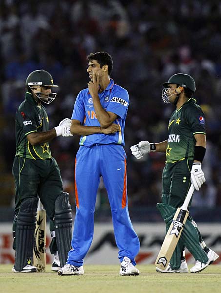 तस्‍वीरों में देखें भारत की रोमांचक जीत । आधी रात का जश्‍न