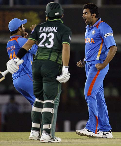 तस्‍वीरों में देखें भारत की रोमांचक जीत । आधी रात का जश्‍न