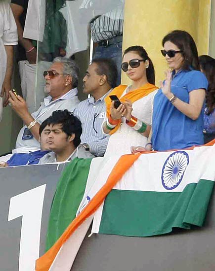 भारत-पाक के बीच हुए महामुकाबले की तस्‍वीरें । अपडेट