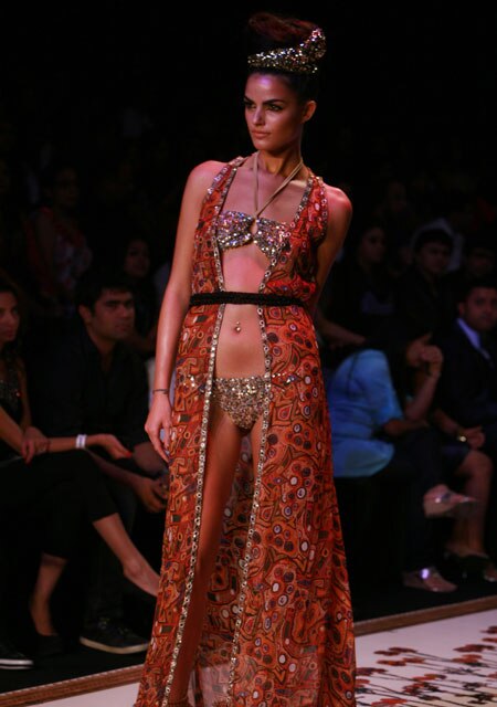 फैशन वीक में मॉडलों ने मोहा मन । फैशन वीक की और तस्‍वीरें