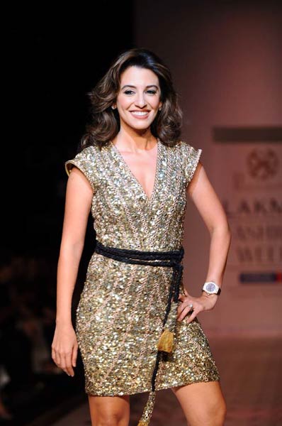 फैशन वीक में मॉडलों ने मोहा मन । फैशन वीक की और तस्‍वीरें