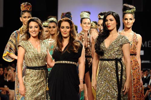 फैशन वीक में मॉडलों ने मोहा मन । फैशन वीक की और तस्‍वीरें