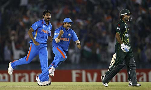 तस्‍वीरों में देखें भारत की रोमांचक जीत । आधी रात का जश्‍न