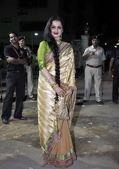 पश्चिमी कपड़ों पर भारी साड़ी । सितारों की मस्ती