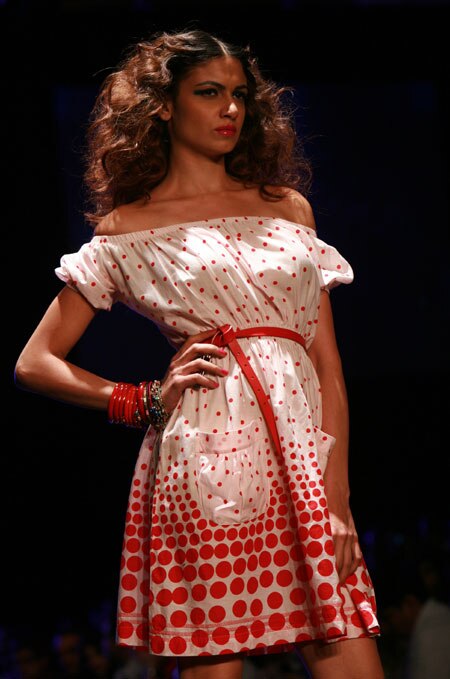 फैशन वीक में मॉडलों ने मोहा मन । फैशन वीक की और तस्‍वीरें