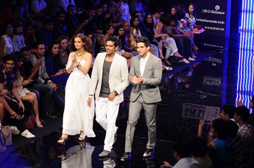 फैशन वीक में मॉडलों ने मोहा मन । फैशन वीक की और तस्‍वीरें