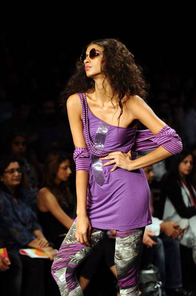 फैशन वीक में मॉडलों ने मोहा मन । फैशन वीक की और तस्‍वीरें