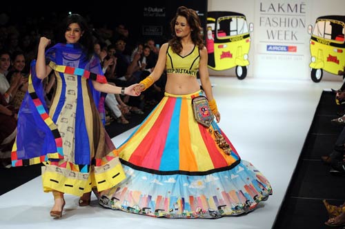 फैशन वीक में मॉडलों ने मोहा मन । फैशन वीक की और तस्‍वीरें