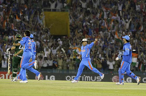 भारत-पाक के बीच हुए महामुकाबले की तस्‍वीरें । अपडेट