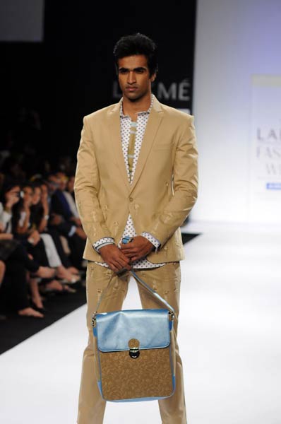 फैशन वीक में मॉडलों ने मोहा मन । फैशन वीक की और तस्‍वीरें