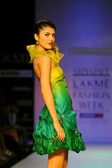 फैशन वीक में मॉडलों ने मोहा मन । फैशन वीक की और तस्‍वीरें