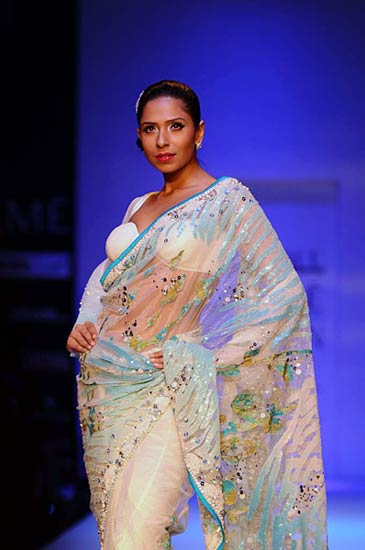 फैशन वीक में मॉडलों ने मोहा मन । फैशन वीक की और तस्‍वीरें