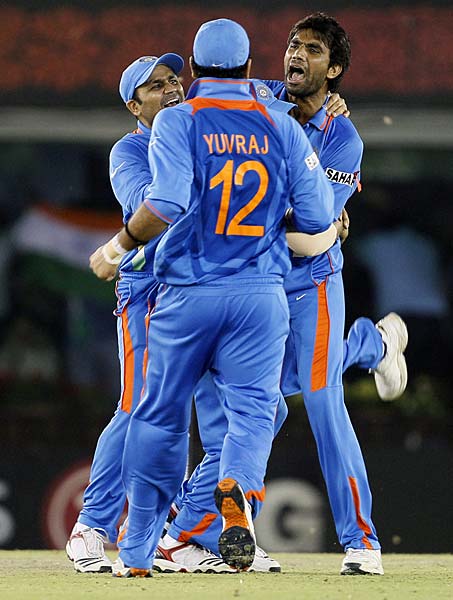 तस्‍वीरों में देखें भारत की रोमांचक जीत । आधी रात का जश्‍न