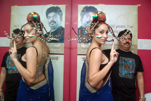 टीम इंडिया के लिए बैकलेस हुईं सोफिया | ऐसी दीवानगी...