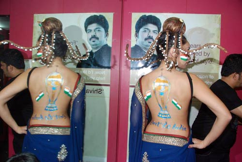 टीम इंडिया के लिए बैकलेस हुईं सोफिया | ऐसी दीवानगी...