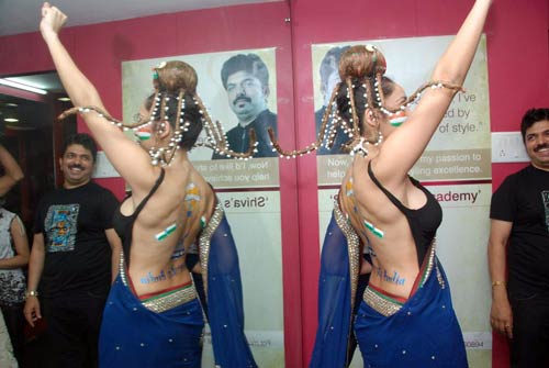 टीम इंडिया के लिए बैकलेस हुईं सोफिया | ऐसी दीवानगी...