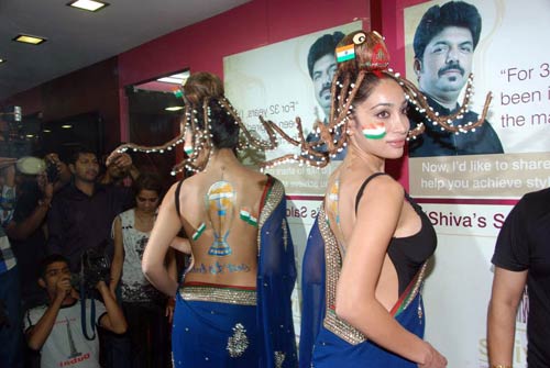 टीम इंडिया के लिए बैकलेस हुईं सोफिया | ऐसी दीवानगी...