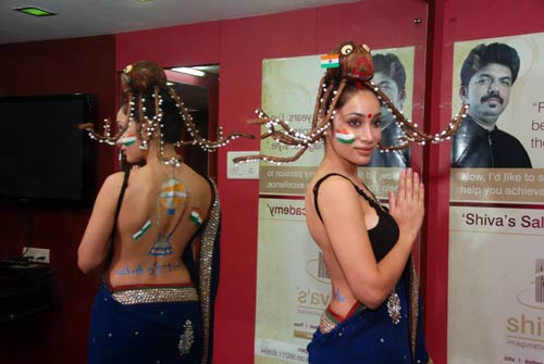 टीम इंडिया के लिए बैकलेस हुईं सोफिया | ऐसी दीवानगी...