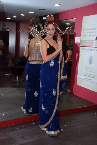 टीम इंडिया के लिए बैकलेस हुईं सोफिया | ऐसी दीवानगी...