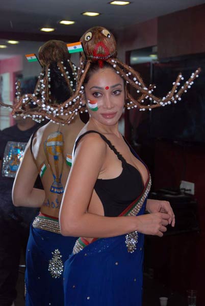 टीम इंडिया के लिए बैकलेस हुईं सोफिया | ऐसी दीवानगी...