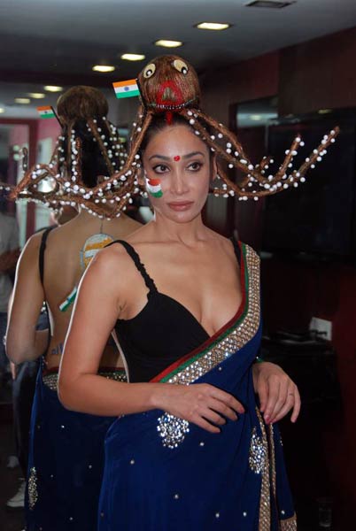 टीम इंडिया के लिए बैकलेस हुईं सोफिया | ऐसी दीवानगी...