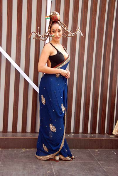 टीम इंडिया के लिए बैकलेस हुईं सोफिया | ऐसी दीवानगी...