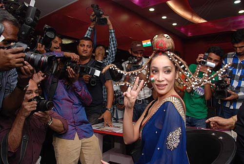 टीम इंडिया के लिए बैकलेस हुईं सोफिया | ऐसी दीवानगी...