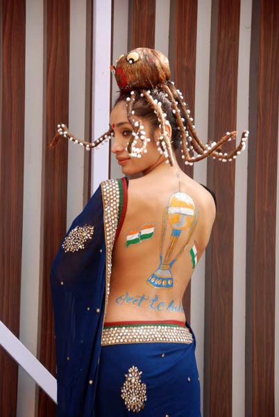 टीम इंडिया के लिए बैकलेस हुईं सोफिया | ऐसी दीवानगी...