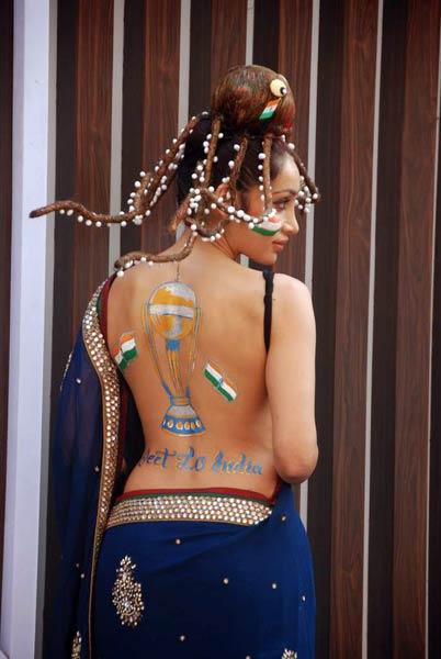 टीम इंडिया के लिए बैकलेस हुईं सोफिया | ऐसी दीवानगी...