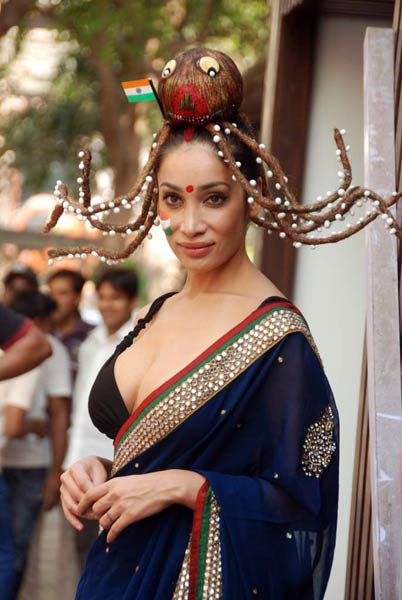 टीम इंडिया के लिए बैकलेस हुईं सोफिया | ऐसी दीवानगी...