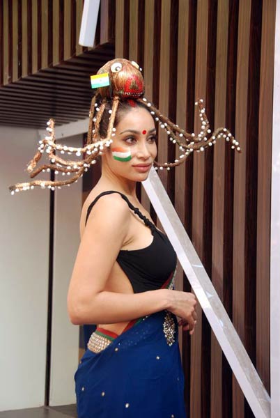 टीम इंडिया के लिए बैकलेस हुईं सोफिया | ऐसी दीवानगी...