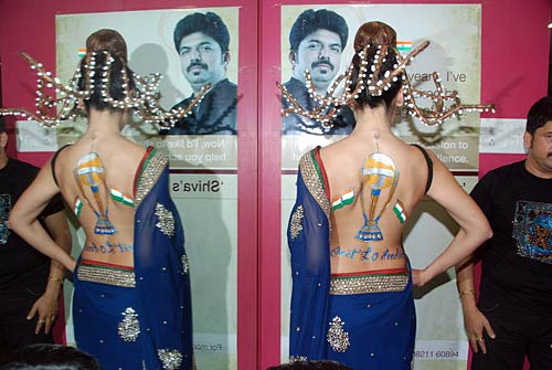 टीम इंडिया के लिए बैकलेस हुईं सोफिया | ऐसी दीवानगी...