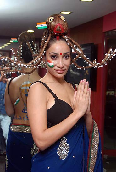 टीम इंडिया के लिए बैकलेस हुईं सोफिया | ऐसी दीवानगी...