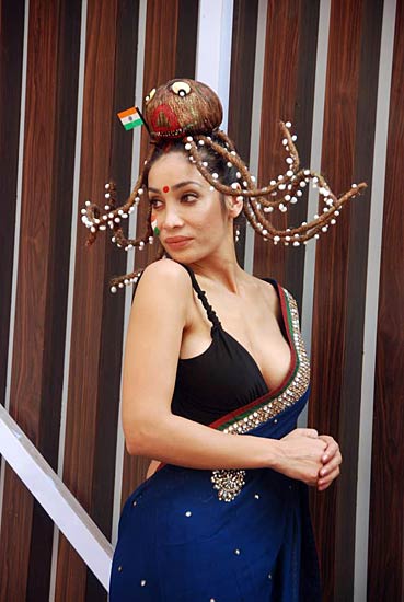 टीम इंडिया के लिए बैकलेस हुईं सोफिया | ऐसी दीवानगी...