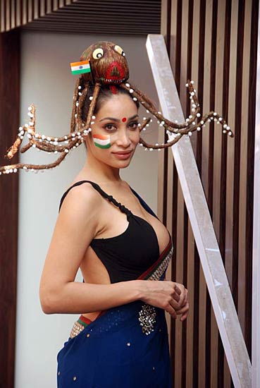 टीम इंडिया के लिए बैकलेस हुईं सोफिया | ऐसी दीवानगी...