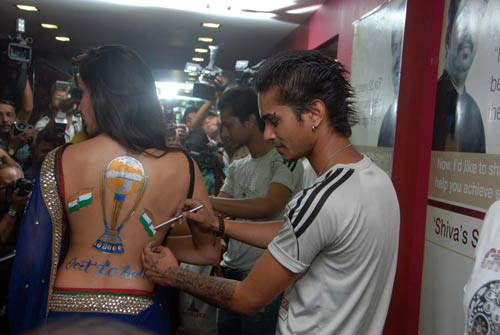 टीम इंडिया के लिए बैकलेस हुईं सोफिया | ऐसी दीवानगी...