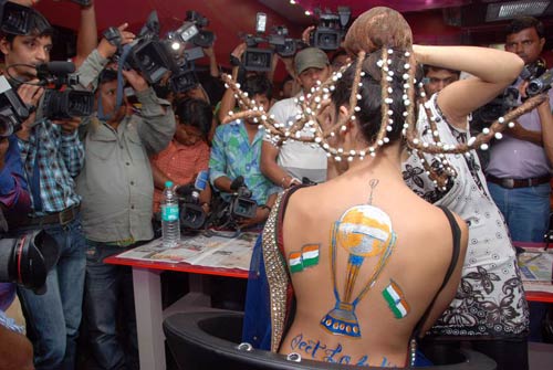 टीम इंडिया के लिए बैकलेस हुईं सोफिया | ऐसी दीवानगी...