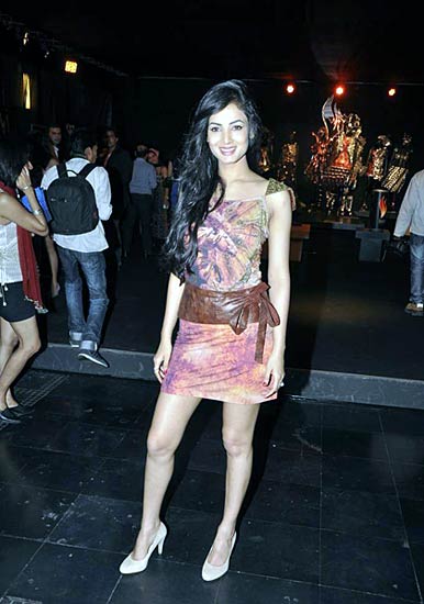 फैशन वीक में मॉडलों ने मोहा मन । फैशन वीक की और तस्‍वीरें