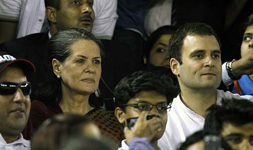 तस्‍वीरों में देखें भारत की रोमांचक जीत । आधी रात का जश्‍न