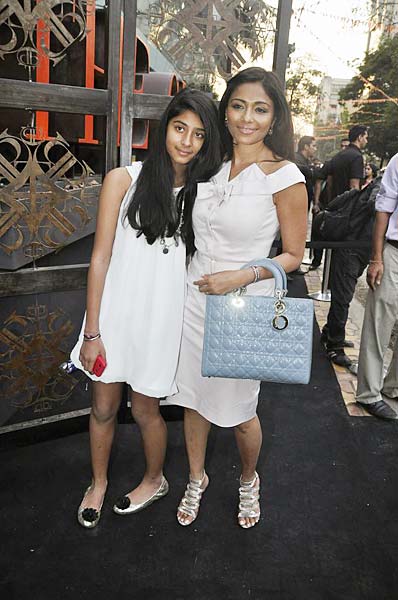 बॉलीवुड सितारों ने बिखेरी चमक । हसीनाओं का जलवा