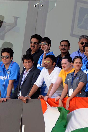 भारत-पाक के बीच हुए महामुकाबले की तस्‍वीरें । अपडेट