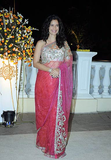 पश्चिमी कपड़ों पर भारी साड़ी । सितारों की मस्ती