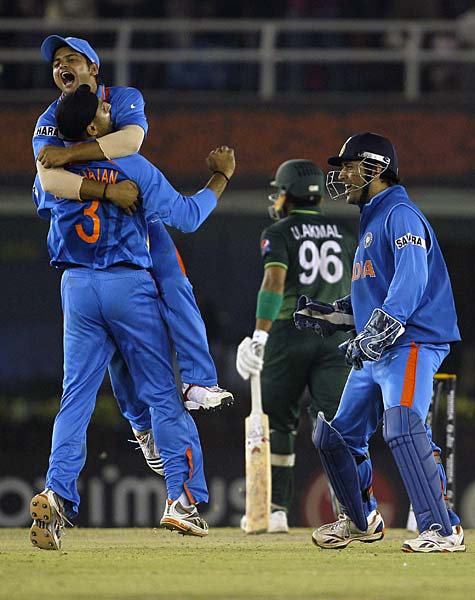 तस्‍वीरों में देखें भारत की रोमांचक जीत । आधी रात का जश्‍न