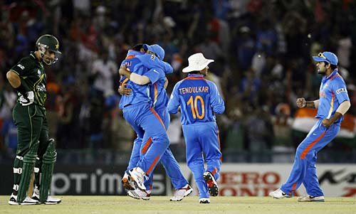 तस्‍वीरों में देखें भारत की रोमांचक जीत । आधी रात का जश्‍न