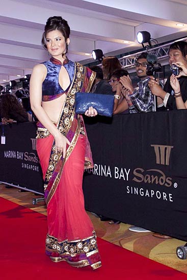 पश्चिमी कपड़ों पर भारी साड़ी । सितारों की मस्ती